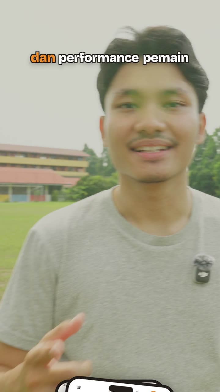 Satu bingkai dari video Bola Hub dengan kapsyen dan skrin aplikasi
